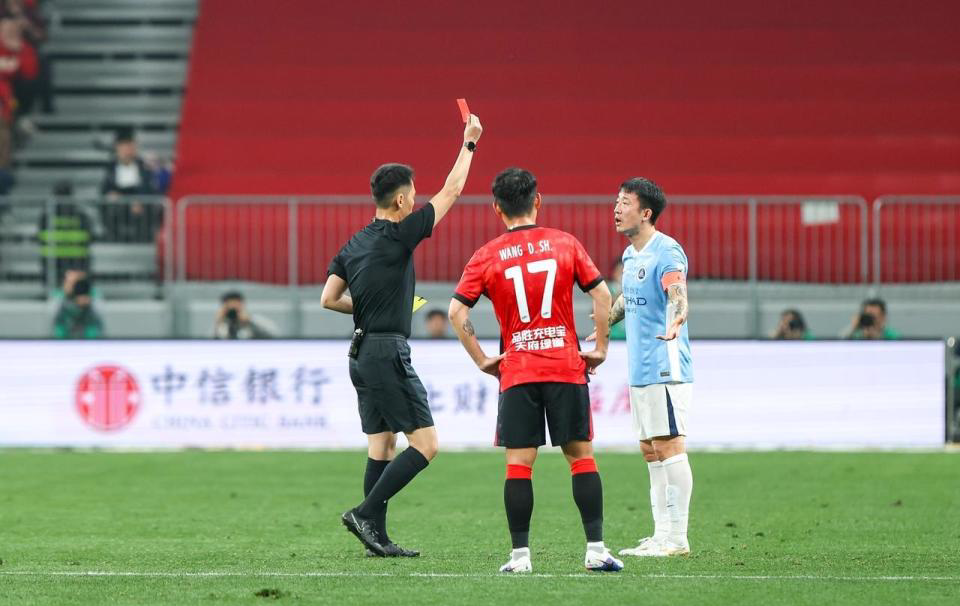 体育赛事-肘击致蓉城外援缝15针！37岁前国脚因严重犯规遭追罚 禁2场+罚1万